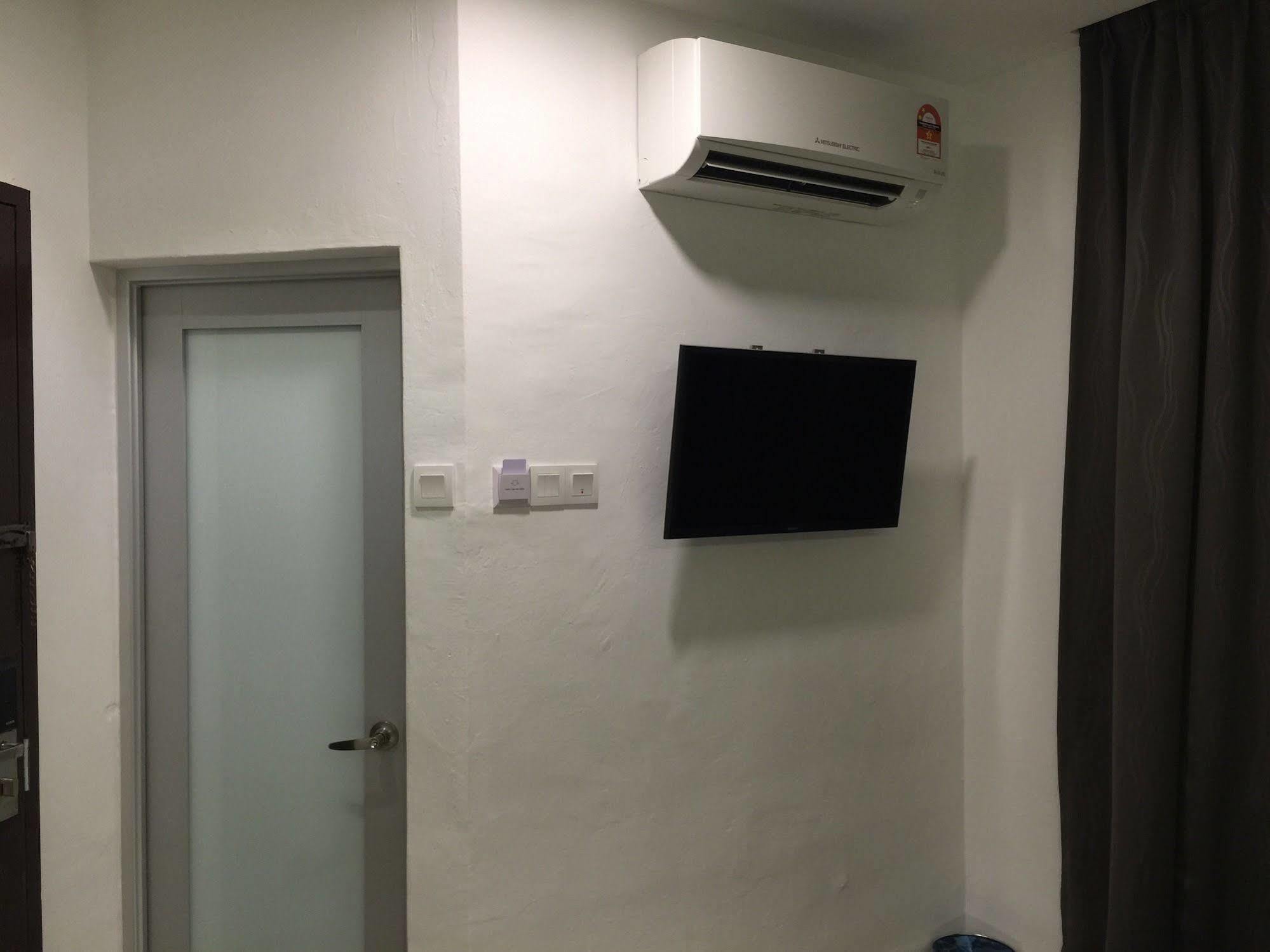 The Oikos Hotel Pontian Kecil Buitenkant foto