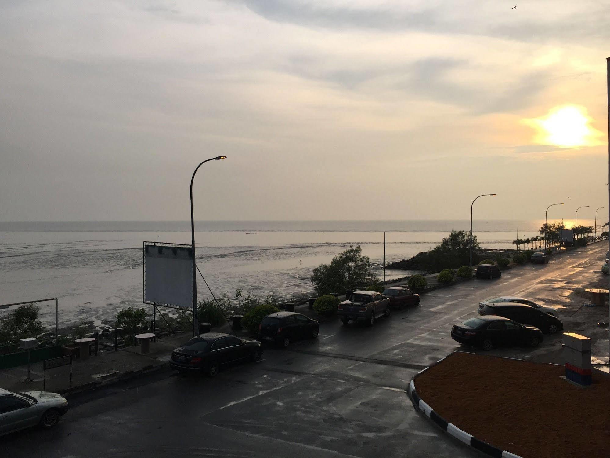 The Oikos Hotel Pontian Kecil Buitenkant foto