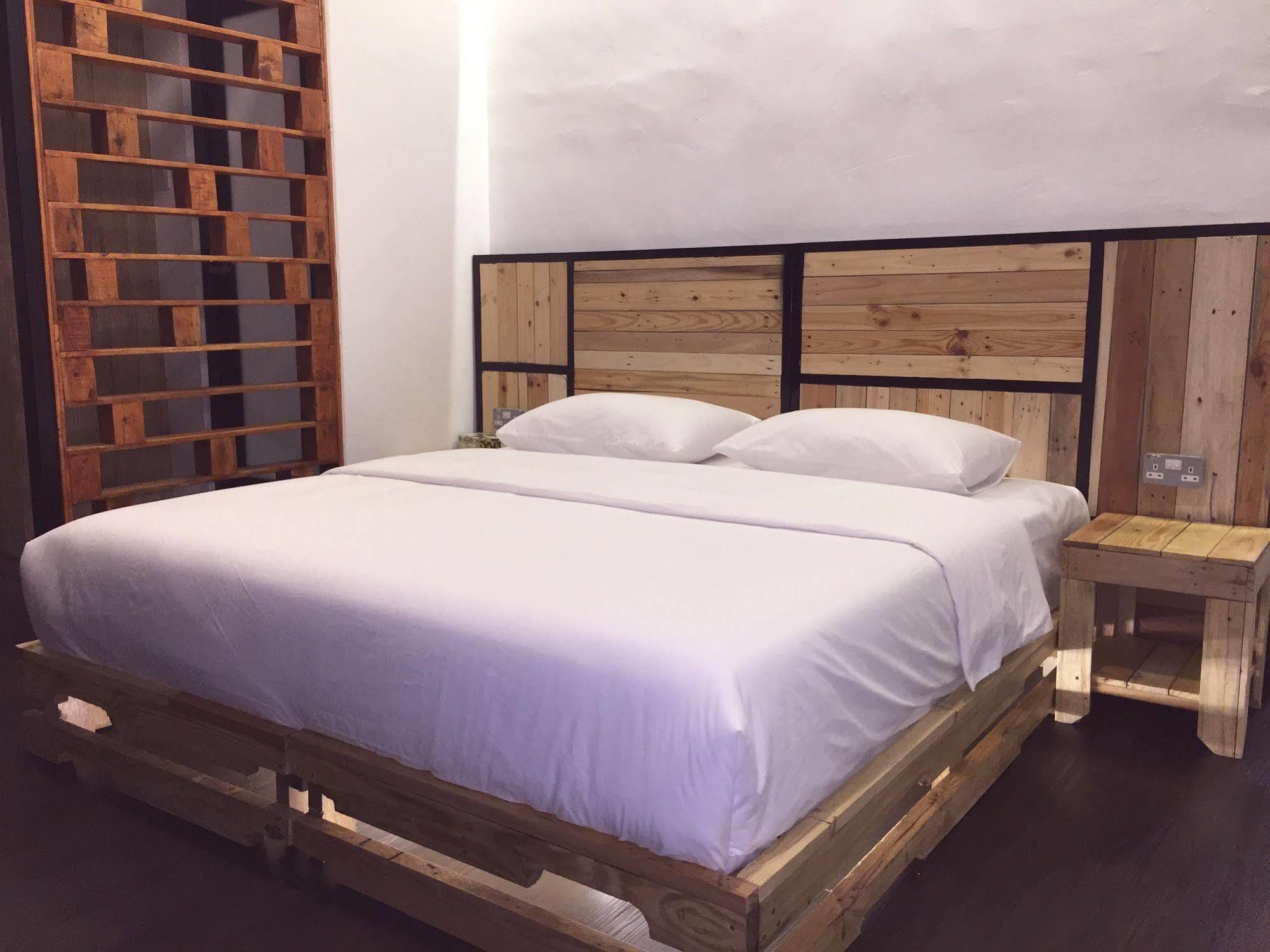 The Oikos Hotel Pontian Kecil Buitenkant foto