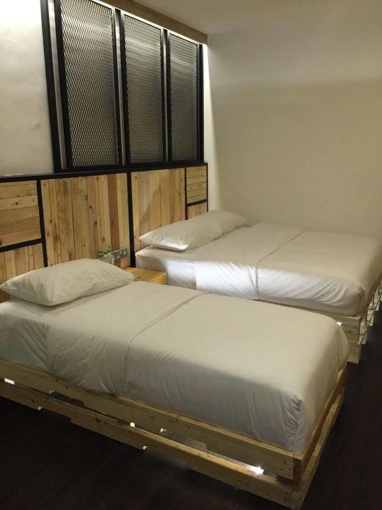 The Oikos Hotel Pontian Kecil Buitenkant foto